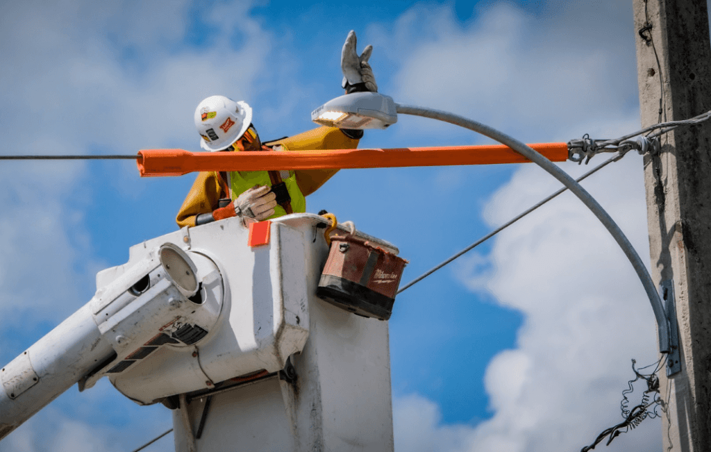 Apagón deja a más de 150,000 clientes sin luz